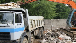 Вывоз строительного мусора с участка в Алейске недорого от 1587 руб. | 2Землекопа-Лук